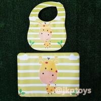 ราคา ผ้ากันเปื้อน + เสื่อรับประทานอาหาร ผ้ารองจาน เเผ่นรองจาน สำหรับทานอาหาร ผืนใหญ่ วัสดุ PVC หุ้มฟองน้ำ เซต 2 ชิ้น ยีราฟ (1232)