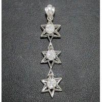 ราคา รหัสสินค้า 041166 จี้ ดาว 3 ดวง ตุ้งติ้ง ฝังเพชร 3 เม็ด 0.60 กะรัต ทอง18K นน. 2.94 g (041166)