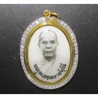 ราคา ล็อกเก็ต พระมงคลเทพมุณี หลวงพ่อสด วัดปากน้ำ เลี่ยมทอง ล้อมเพชร 53 เม็ด 2.12 กะรัต นน. 27.92 g (048515)