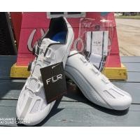 ราคา รองเท้าคลีตเสือหมอบ FLR รุ่น FXX2 พื้น Carbon น้ำหนักคู่เพียงละ 480 กรัม หนัง PU สีขาว ไซส์ 43 ลูกบิด พิเศษแถมถุงเท้า FLR 1 คู่ทันที (2077)