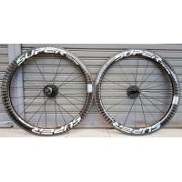 ราคา ล้อคาร์บอน Superteam มีจำหน่ายที่คลองหลวงไบค์เท่านั้น กับรุ่น 14K Premium KLBike Limited Edition ลูกปืบเซรามิกแบริ่ง ขอบสูง 50 50 กว้าง 25 น้ำหนัก 1.6 กิโลกรัม น็อตซี่ลวดแบบซ่อน (1433)