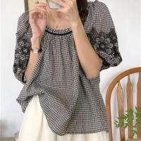 ราคา Puff-Sleeve Plaid Flower Embroidered Blouse Plaid - Black & White - One Size (1128019630)