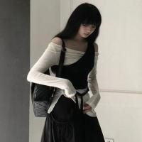 ราคา Long-Sleeve Off Shoulder Plain Slit Top / Sleeveless One Shoulder Plain Tie-Up Crop Top / Set (1128223280)