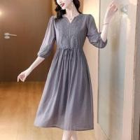 ราคา 3/4-Sleeve Notch Neck Plain Embroidered Drawstring Midi A-Line Dress (1123268511)