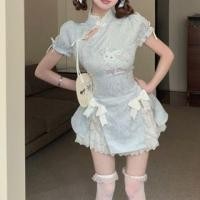 ราคา Short-Sleeve Stand Collar Cartoon Print Bow Accent Lace Trim Cutout Frog Buttoned Mini A-Line Dress / Lettering Half Apron (1129388969)