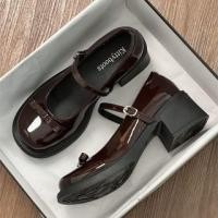 ราคา Chunky Heel Plain Bow Accent Patent Leather Mary Jane Pumps (1130839630)
