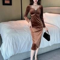 ราคา Long-Sleeve Sweetheart-Neckline Plain Shirred Midi Velvet Bodycon Dress (1126426745)