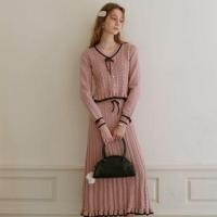 ราคา V-Neck Bow Accent Contrast Trim Ruffle Hem Cable Knit Crop Sweater / High Rise Midi A-Line Skirt (1132873402)