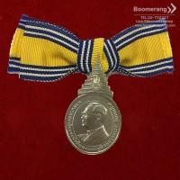 ราคา เหรียญที่ระลึก: เหรียญประดับแพรแถบ ร.9 ฉลองสิริราชสมบัติ ครบ 60 ปี (9 มิถุนายน 2549) เนื้อเงิน (สตรี)