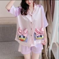 ราคา [พร้อมส่ง] ชุดนอนผ้าซาติน เป็ดน้อยยนน เนื้อผ้าซาติน น่ารักมากๆๆไม่ผิดหวังแน่อน (7332515218)