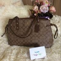 ราคา sale กระเป๋า COACH F57842 DRAWSTRING CARRYALL IN SIGNATURE(มีตำหนิรอยกดทับไม่มีผลต่อการใช้งาน) (1551147632)