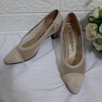 ราคา รองเท้าYsl size 36 เท้ายาว23cm ต้องไปเปลี่ยนซ้อนเองค่ะ ขาย299บาท (3181919976)