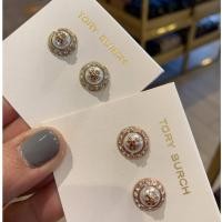 ราคา ของแท้ พร้อมส่ง ต่างหู Tory Burch ขนาดเส้นผ่า ศก 1 cm ของแท้จาก USA มาพร้อมถุงผ้าแบรนด์สีน้ำเงิน (2929879406)