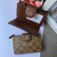 ราคา พร้อมส่ง แท้ New Coach กระเป๋าสตางค์ ใบกลาง MEDIUM CORNER ZIP WALLET IN SIGNATURE CANVAS C0082 KHAKI SADDLE 2 (9116063000)