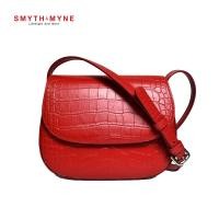 ราคา SMYTH&MYNE LISA BAG กระเป๋าสะพายข้างหนังวัวแท้ อัดลายจระเข้ สีแดงเชอร์รี่ (4957692156)