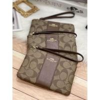 ราคา พร้อมส่งที่ไทย!! #Coach คล้องมือ 1 ซิบ size S ลายซี คาดน้ำตาลอ่อน รุ่น COACH F58035 IMITATION-GOLD/KHAKI/SADDLE 2 (1393099901)