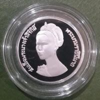 ราคา เหรียญ 10 บาท ขัดเงา ที่ระลึก 50 พรรษา สมเด็จพระนางเจ้าสิริกิติ์ ไม่ผ่านใช้ UNC พร้อมตลับ (22847257135)