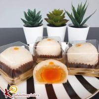 ราคา ขนมเปี๊ยะไส้ถั่วไข่เค็มเต็มฟอง by กระดุมทองเบเกอรี่ ราคา ลูกละ ฿27.- (1305477497)
