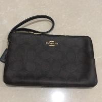 ราคา F16109 Coach คล้องมือ 2 ซิบ ไซด์ L สีน้ำตาลดำเข้ม แท้% ขนาด 8” ใส่ iphone 8+ ได้ (2178192456)