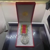 ราคา เหรียญ แพร แถบ จักรพรรดิมาลา (แบบชาย) เหรียญเนื้อเงิน หน้าช้าง หลังครุฑ พร้อมกล่องเดิม (สลักยึดเหรียญหลุด) (3482413258)