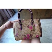 ราคา พร้อมส่ง MINI SURREY CARRYALL IN SIGNATURE CANVAS WITH VICTORIAN FLORAL PRINT (#COACH #F88563) (5509701148)