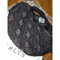 ราคา ส่งต่อ carlyn cozy M สีดำ ‼️สภาพ 99% ป้ายแทคถุงผ้าครบค่า (23874436361)