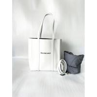 ราคา New BALENCIAGA XS EVERYDAY LOGO SHOPPER WHITE 2022 Size:Width: 25cm, Height: 27cm, Depth: 12.5cm (20253715060)