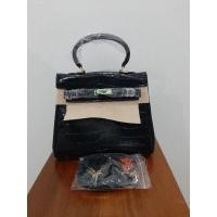 ราคา กระเป๋าถือลายหนังจระเข้สีดำเงา มีสายสะพาย ของใหม่ งานเนี๊ยบมาก (10721036511)