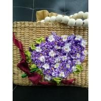 ราคา กระเป๋าสานผักตบชวาปักริบบิ้นลายช่อดอกไม้สวยหวาน พร้อมหูมุกไม้สีขาว มีซับในตัว ปังสุดๆ (15951981378)