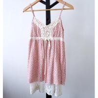 ราคา เสื้อสายเดี่ยว แต่งลูกไม้ตรงอก สีชมพู ลายดอกกุหลาบตูมสีแดง มีซับใน2ชั้น ระบายชายซับในแต่งลูกไม้ (2708400554)