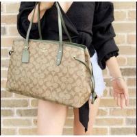ราคา Coach Drawstring ทรงถังหูรูด ใส่ของได้เยอะค่ะ สีสวยหายากค่ะ (6435073991)