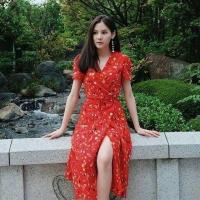 ราคา เดรสยาวทรงป้ายหน้าผูกเอว ลายดอกสีแดงสุดฮอต (1826652537)