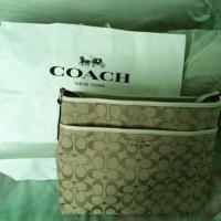 ราคา กระเป๋าสะพายข้างยี่ห้อ Coach (ของแท้ 100%) มือหนึ่งจาก Outlet สภาพดี 100% (1656706710)
