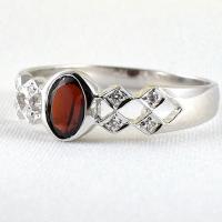 ราคา SKJewelryFactory แหวนพลอยโกเมนแท้ ทรงผู้หญิง แซมเพชรด้านข้าง ดีไซน์สี่เหลี่ยมข้าวหลามตัดมุม ER01402-GAN (7562501501)