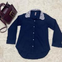 ราคา เสื้อเชิ๊ตแขนยาวสีน้ำเงิน คอปกลูกไม้ สภาพใหม่มาก (7939975827)