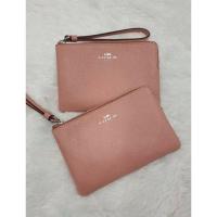 ราคา กระเป๋า 1 zip S คล้องมือ COACH 58032 CORNER ZIP WRISTLET SILVER LIGHT BLUSH#Coach (5754523617)