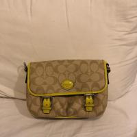 ราคา Coach cross body สีเหลือง สภาพ99% (2591778196)