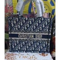 ราคา กระเป๋าดิออร์บุ๊กโทตสีน้ำเงินกรมไซส์10นิ้วมือหนึ่ง (22112335670)