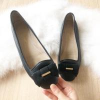 ราคา Ferragamo s.36 authentic% made in italy คู่นี้หนังนุ่มนิ่มมาก ติดโลโก้ปั๊มแบรนด์ น่ารักใส่สบาย (1597006593)