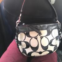 ราคา กระเป๋าถือ Coach มือ 2 แท้ 100% ผ้าขอบหนัง สีดำ สภาพ 98% สะภาพนางฟ้า (4509099919)