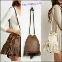 ราคา Forever 21 : Fringed Bucket Bagไม่หวังแน่นอน สำหรับกระเป๋าทรงขนมจีบ หนังนิ่ม ทรงสวย ด้านในบุอย่างดี (322928)