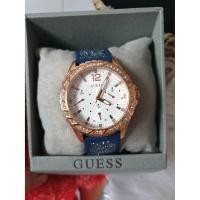 ราคา นาฬิกาผู้หญิง GUESS Swirl Crystal White Dial Ladies Watch รุ่น W1096L4 (3841674360)