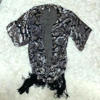 ราคา เสื้อคลุมลายสีเงินตัดดำ (2490278057)