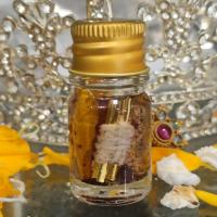 ราคา น้ำมันว่านมหาเสน่ห์ ตะกรุดสาริกาคู่รัก ผสม สีผึ้งหลวงพ่อทาบ สีผึ้งพยองคำ สีผึ้งครูบาออ น้ำมันสายขาว (23482300365)