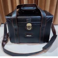 ราคา Nikon Camera Bag กระเป๋า กล้องนิคคอน แท้ กระเป๋าหนังย้อนยุคเข้าฉาก ใส่กล้องถ่ายรูป Nikon Vintage Shoulder Bag วินเทจ (20745326241)