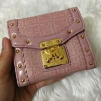 ราคา เซลกระหน่ำค่ะ กระเป๋าสตางค์Metro city ของแท้​ อะไหล่ทอง​ สภาพสวย​ ขนาด 5 นิ้ว​ หนังแก้วสีชมพู​ ซับหนังสีม่วง (3201590283)