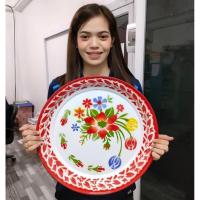 ราคา ถาดกลมเคลือบ ลายดอกไม้ ขนาด 40 ซม. ถาดสังกะสีเคลือบ งานลายไทย ( 1 ชิ้น ) (5563320656)