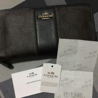 ราคา กระเป๋าสตางค์ coach สีน้ำตาลดำ มือ2 สภาพดี ภายในสะอาด ซิปYKK ของแท้พร้อมใบเสร็จ การ์ด แท็ก (918159951)