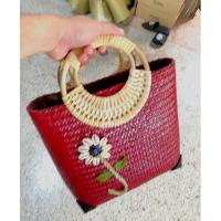 ราคา ปักดอกไม้หูไม้หวายแท้​ มีผ้า​ซับใน​มี​ซิป​บุ​มุม​หนัง​ กระเป๋า​สาน​กระจูด​ขนา10​*​10​นิ้ว​ (10452157819)