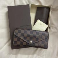 ราคา (แบรนด์เนมแท้ 100%) มือ2 กระเป๋าสตางค์ Louis Vuitton Sarah ของแท้จากช้อปใช้เอง ส่งต่อ (15579409390)